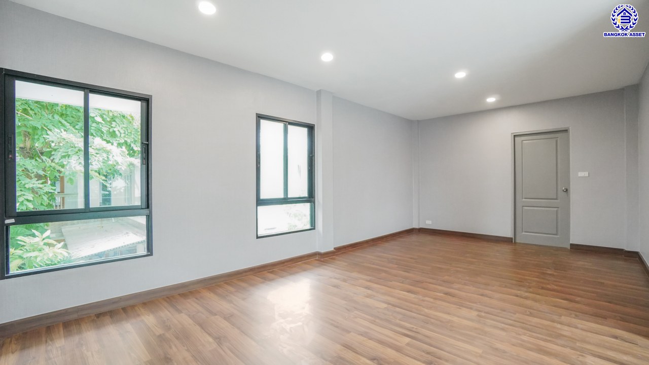 บ้านมือสองตกแต่งใหม่ โครงการ โนเบิล วานา วัชรพล ดีไซน์สุดโดดเด่น เนื้อที่ 65.6 ตร.ว. พื้นที่ใช้สอย 264 ตร.ม. ฟังก์ชันจัดเต็ม 3 ห้องนอน 3 ห้องน้ำ จอดรถได้ 2 คัน บนทำเลเดินทางสะดวก ใกล้เซ็นทรัลรามอินทรา, จุดขึ้นทางด่วน "สุขาภิบาล5-1" และรถไฟฟ้าสายสีชมพู "สถานีวัชรพล"