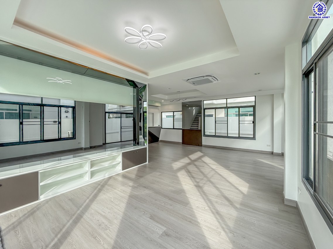 บ้านเดี่ยวมือสองนนทบุรี โครงการ เพอร์เฟคเพลส ราชพฤกษ์ รองรับทุกการใช้งาน บนเนื้อที่ 68.9 ตร.ว. พื้นที่ใช้สอย 250 ตร.ม. พร้อมฟังก์ชัน 3 ห้องนอน 3 ห้องน้ำ จอดรถได้ 2 คัน บ้านคุณภาพดี บนทำเลติดถนนราชพฤกษ์ เชื่อมต่อถนนรัตนาธิเบศร์ ใกล้รถไฟฟ้าสายสีม่วง "สถานีบางรักน้อยท่าอิฐ" จุดขึ้นทางด่วน "กาญจนาภิเษก" และเซ็นทรัล เวสต์วิลล์