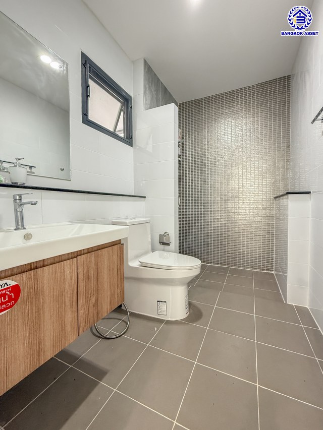 บ้านเดี่ยวมือสองนนทบุรี โครงการ เพอร์เฟคเพลส ราชพฤกษ์ รองรับทุกการใช้งาน บนเนื้อที่ 68.9 ตร.ว. พื้นที่ใช้สอย 250 ตร.ม. พร้อมฟังก์ชัน 3 ห้องนอน 3 ห้องน้ำ จอดรถได้ 2 คัน บ้านคุณภาพดี บนทำเลติดถนนราชพฤกษ์ เชื่อมต่อถนนรัตนาธิเบศร์ ใกล้รถไฟฟ้าสายสีม่วง "สถานีบางรักน้อยท่าอิฐ" จุดขึ้นทางด่วน "กาญจนาภิเษก" และเซ็นทรัล เวสต์วิลล์