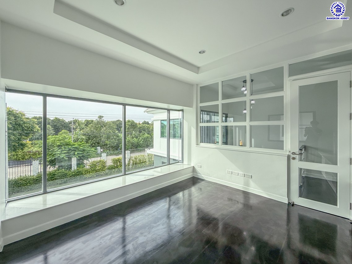 บ้านเดี่ยวมือสองนนทบุรี โครงการ เพอร์เฟคเพลส ราชพฤกษ์ รองรับทุกการใช้งาน บนเนื้อที่ 68.9 ตร.ว. พื้นที่ใช้สอย 250 ตร.ม. พร้อมฟังก์ชัน 3 ห้องนอน 3 ห้องน้ำ จอดรถได้ 2 คัน บ้านคุณภาพดี บนทำเลติดถนนราชพฤกษ์ เชื่อมต่อถนนรัตนาธิเบศร์ ใกล้รถไฟฟ้าสายสีม่วง "สถานีบางรักน้อยท่าอิฐ" จุดขึ้นทางด่วน "กาญจนาภิเษก" และเซ็นทรัล เวสต์วิลล์