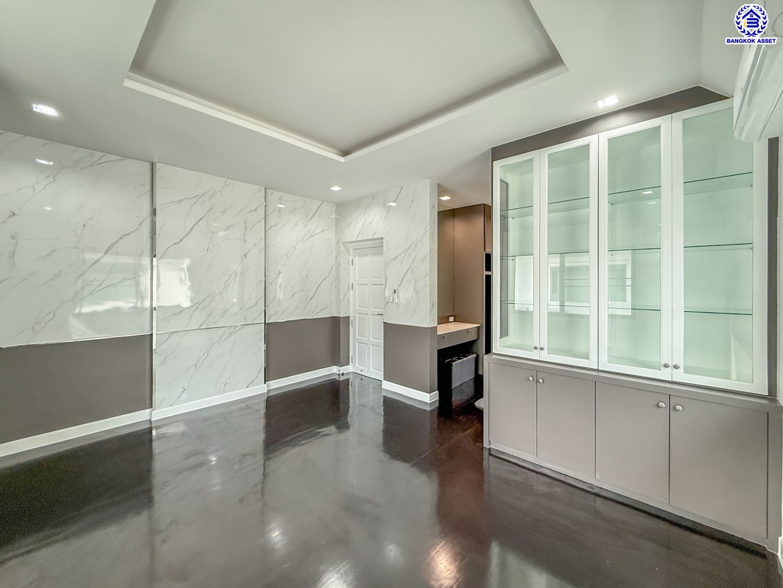 บ้านเดี่ยวมือสองนนทบุรี โครงการ เพอร์เฟคเพลส ราชพฤกษ์ รองรับทุกการใช้งาน บนเนื้อที่ 68.9 ตร.ว. พื้นที่ใช้สอย 250 ตร.ม. พร้อมฟังก์ชัน 3 ห้องนอน 3 ห้องน้ำ จอดรถได้ 2 คัน บ้านคุณภาพดี บนทำเลติดถนนราชพฤกษ์ เชื่อมต่อถนนรัตนาธิเบศร์ ใกล้รถไฟฟ้าสายสีม่วง "สถานีบางรักน้อยท่าอิฐ" จุดขึ้นทางด่วน "กาญจนาภิเษก" และเซ็นทรัล เวสต์วิลล์