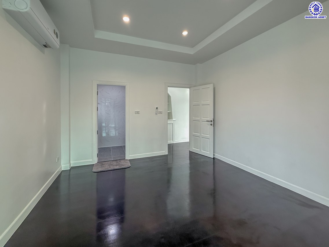 บ้านเดี่ยวมือสองนนทบุรี โครงการ เพอร์เฟคเพลส ราชพฤกษ์ รองรับทุกการใช้งาน บนเนื้อที่ 68.9 ตร.ว. พื้นที่ใช้สอย 250 ตร.ม. พร้อมฟังก์ชัน 3 ห้องนอน 3 ห้องน้ำ จอดรถได้ 2 คัน บ้านคุณภาพดี บนทำเลติดถนนราชพฤกษ์ เชื่อมต่อถนนรัตนาธิเบศร์ ใกล้รถไฟฟ้าสายสีม่วง "สถานีบางรักน้อยท่าอิฐ" จุดขึ้นทางด่วน "กาญจนาภิเษก" และเซ็นทรัล เวสต์วิลล์