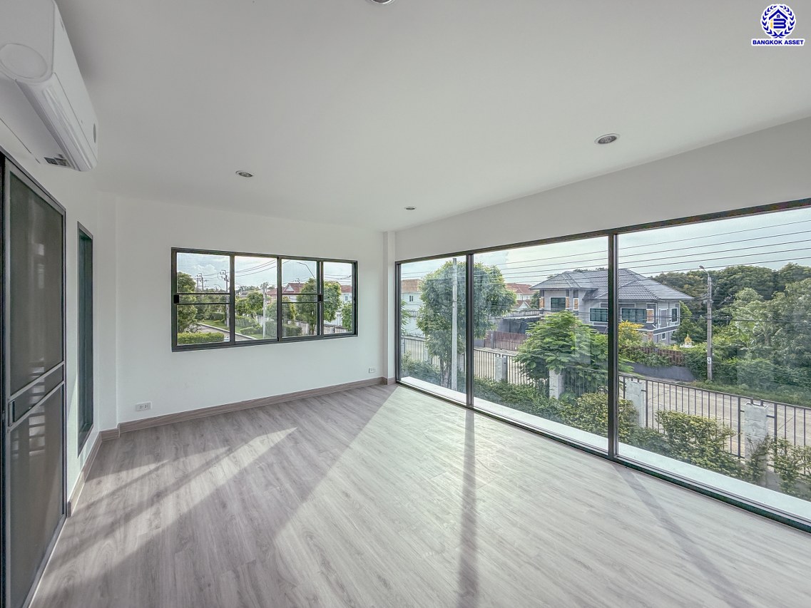 บ้านเดี่ยวมือสองนนทบุรี โครงการ เพอร์เฟคเพลส ราชพฤกษ์ รองรับทุกการใช้งาน บนเนื้อที่ 68.9 ตร.ว. พื้นที่ใช้สอย 250 ตร.ม. พร้อมฟังก์ชัน 3 ห้องนอน 3 ห้องน้ำ จอดรถได้ 2 คัน บ้านคุณภาพดี บนทำเลติดถนนราชพฤกษ์ เชื่อมต่อถนนรัตนาธิเบศร์ ใกล้รถไฟฟ้าสายสีม่วง "สถานีบางรักน้อยท่าอิฐ" จุดขึ้นทางด่วน "กาญจนาภิเษก" และเซ็นทรัล เวสต์วิลล์