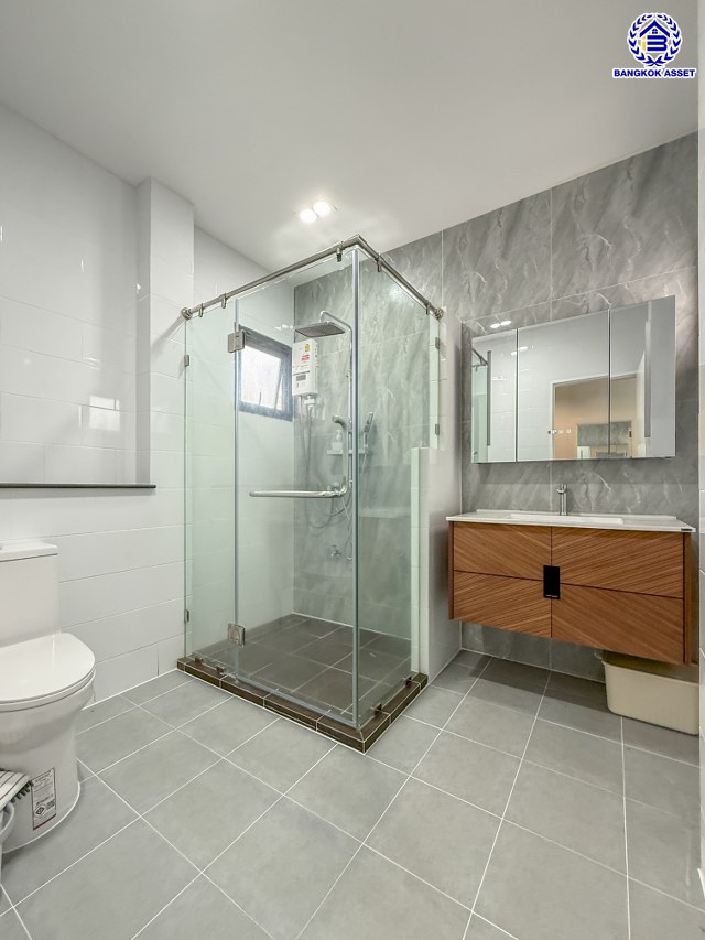 บ้านเดี่ยวมือสองนนทบุรี โครงการ เพอร์เฟคเพลส ราชพฤกษ์ รองรับทุกการใช้งาน บนเนื้อที่ 68.9 ตร.ว. พื้นที่ใช้สอย 250 ตร.ม. พร้อมฟังก์ชัน 3 ห้องนอน 3 ห้องน้ำ จอดรถได้ 2 คัน บ้านคุณภาพดี บนทำเลติดถนนราชพฤกษ์ เชื่อมต่อถนนรัตนาธิเบศร์ ใกล้รถไฟฟ้าสายสีม่วง "สถานีบางรักน้อยท่าอิฐ" จุดขึ้นทางด่วน "กาญจนาภิเษก" และเซ็นทรัล เวสต์วิลล์