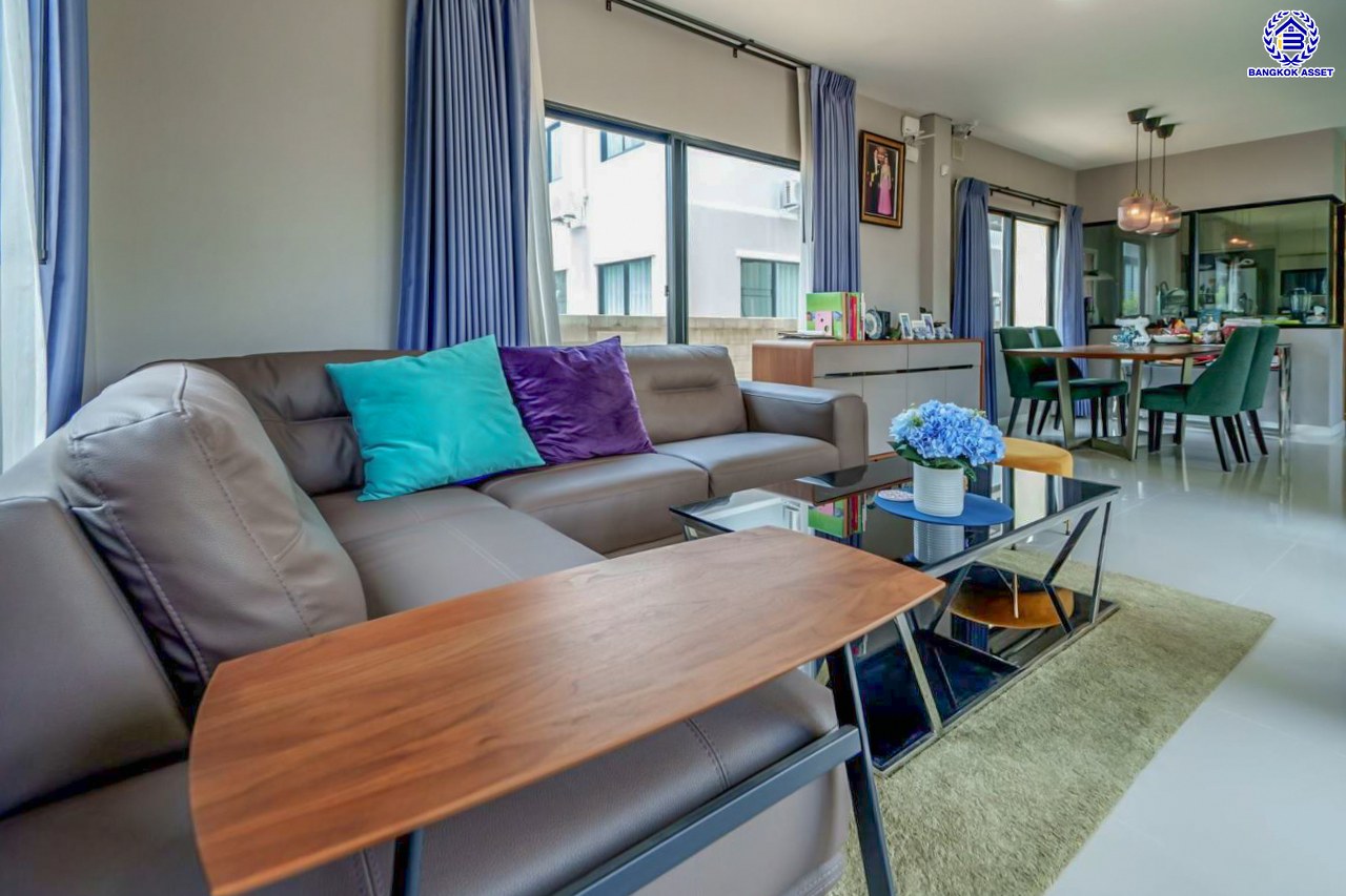 บ้านเดี่ยวมือสองกรุงเทพฯ โครงการ คาซ่าวิลล์ วงแหวน-จตุโชติ เนื้อที่ 60.50 ตร.ว. พื้นที่ใช้สอย 160 ตร.ม. ฟังก์ชัน 4 ห้องนอน 3 ห้องน้ำ 2 ที่จอดรถ แถมฟรี! 2 เครื่องปรับอากาศ, เครื่องทำน้ำอุ่น, เครื่องดูดควัน บนทำเลเชื่อมต่อถนนสายไหม, ถนนหทัยราษฎร์, ถนนลำลูกกา, ถนนสุขาภิบาล5 และใกล้จุดขึ้นทางด่วน "มอเตอร์เวย์ บางประอิน"