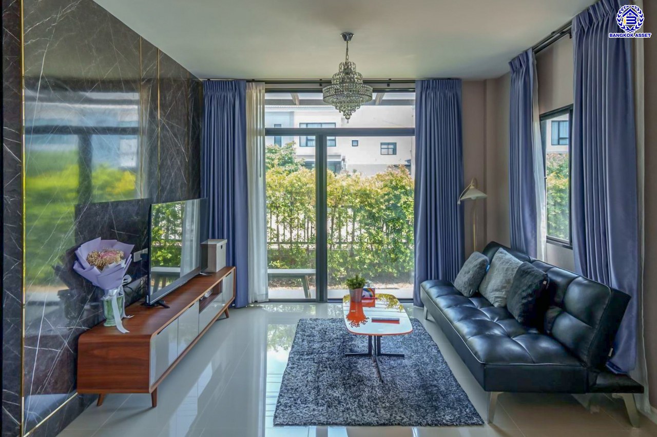 บ้านเดี่ยวมือสองกรุงเทพฯ โครงการ คาซ่าวิลล์ วงแหวน-จตุโชติ เนื้อที่ 60.50 ตร.ว. พื้นที่ใช้สอย 160 ตร.ม. ฟังก์ชัน 4 ห้องนอน 3 ห้องน้ำ 2 ที่จอดรถ แถมฟรี! 2 เครื่องปรับอากาศ, เครื่องทำน้ำอุ่น, เครื่องดูดควัน บนทำเลเชื่อมต่อถนนสายไหม, ถนนหทัยราษฎร์, ถนนลำลูกกา, ถนนสุขาภิบาล5 และใกล้จุดขึ้นทางด่วน "มอเตอร์เวย์ บางประอิน"