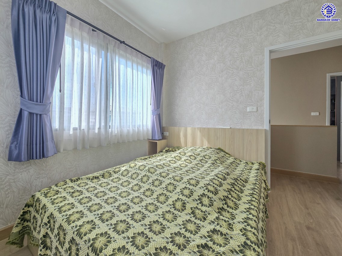 บ้านเดี่ยวมือสองกรุงเทพฯ โครงการ คาซ่าวิลล์ วงแหวน-จตุโชติ เนื้อที่ 60.50 ตร.ว. พื้นที่ใช้สอย 160 ตร.ม. ฟังก์ชัน 4 ห้องนอน 3 ห้องน้ำ 2 ที่จอดรถ แถมฟรี! 2 เครื่องปรับอากาศ, เครื่องทำน้ำอุ่น, เครื่องดูดควัน บนทำเลเชื่อมต่อถนนสายไหม, ถนนหทัยราษฎร์, ถนนลำลูกกา, ถนนสุขาภิบาล5 และใกล้จุดขึ้นทางด่วน "มอเตอร์เวย์ บางประอิน"