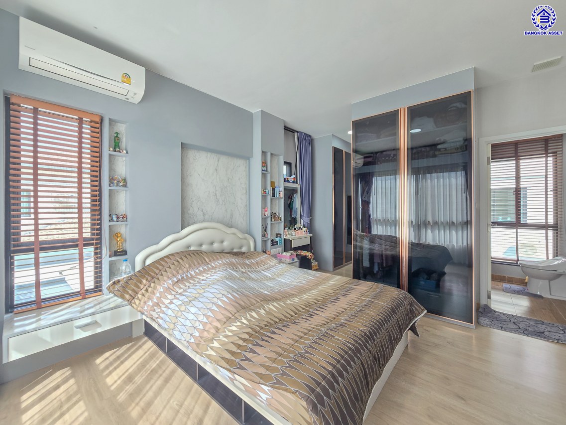 บ้านเดี่ยวมือสองกรุงเทพฯ โครงการ คาซ่าวิลล์ วงแหวน-จตุโชติ เนื้อที่ 60.50 ตร.ว. พื้นที่ใช้สอย 160 ตร.ม. ฟังก์ชัน 4 ห้องนอน 3 ห้องน้ำ 2 ที่จอดรถ แถมฟรี! 2 เครื่องปรับอากาศ, เครื่องทำน้ำอุ่น, เครื่องดูดควัน บนทำเลเชื่อมต่อถนนสายไหม, ถนนหทัยราษฎร์, ถนนลำลูกกา, ถนนสุขาภิบาล5 และใกล้จุดขึ้นทางด่วน "มอเตอร์เวย์ บางประอิน"