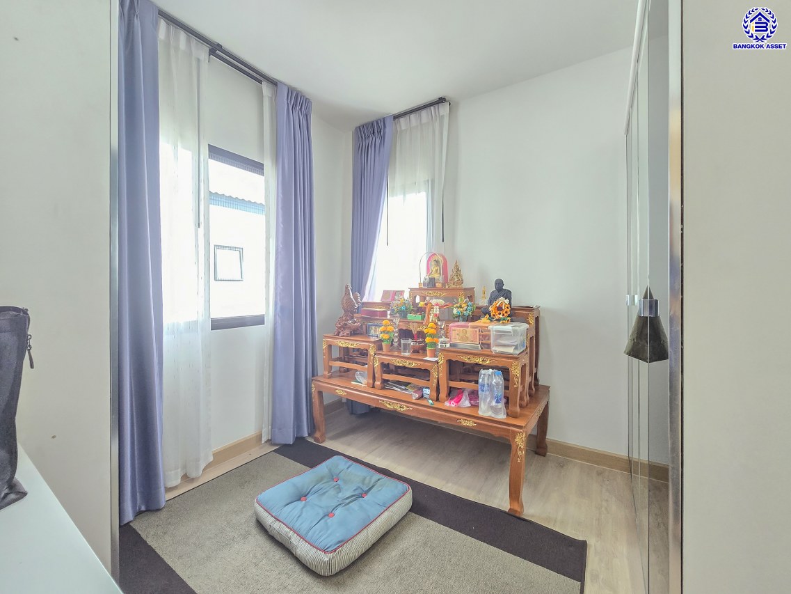 บ้านเดี่ยวมือสองกรุงเทพฯ โครงการ คาซ่าวิลล์ วงแหวน-จตุโชติ เนื้อที่ 60.50 ตร.ว. พื้นที่ใช้สอย 160 ตร.ม. ฟังก์ชัน 4 ห้องนอน 3 ห้องน้ำ 2 ที่จอดรถ แถมฟรี! 2 เครื่องปรับอากาศ, เครื่องทำน้ำอุ่น, เครื่องดูดควัน บนทำเลเชื่อมต่อถนนสายไหม, ถนนหทัยราษฎร์, ถนนลำลูกกา, ถนนสุขาภิบาล5 และใกล้จุดขึ้นทางด่วน "มอเตอร์เวย์ บางประอิน"