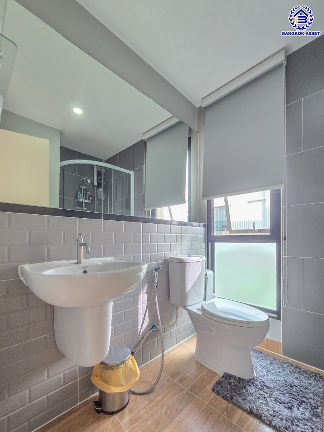 บ้านเดี่ยวมือสองกรุงเทพฯ โครงการ คาซ่าวิลล์ วงแหวน-จตุโชติ เนื้อที่ 60.50 ตร.ว. พื้นที่ใช้สอย 160 ตร.ม. ฟังก์ชัน 4 ห้องนอน 3 ห้องน้ำ 2 ที่จอดรถ แถมฟรี! 2 เครื่องปรับอากาศ, เครื่องทำน้ำอุ่น, เครื่องดูดควัน บนทำเลเชื่อมต่อถนนสายไหม, ถนนหทัยราษฎร์, ถนนลำลูกกา, ถนนสุขาภิบาล5 และใกล้จุดขึ้นทางด่วน "มอเตอร์เวย์ บางประอิน"