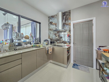 บ้านเดี่ยวมือสองกรุงเทพฯ โครงการ คาซ่าวิลล์ วงแหวน-จตุโชติ เนื้อที่ 60.50 ตร.ว. พื้นที่ใช้สอย 160 ตร.ม. ฟังก์ชัน 4 ห้องนอน 3 ห้องน้ำ 2 ที่จอดรถ แถมฟรี! 2 เครื่องปรับอากาศ, เครื่องทำน้ำอุ่น, เครื่องดูดควัน บนทำเลเชื่อมต่อถนนสายไหม, ถนนหทัยราษฎร์, ถนนลำลูกกา, ถนนสุขาภิบาล5 และใกล้จุดขึ้นทางด่วน "มอเตอร์เวย์ บางประอิน"