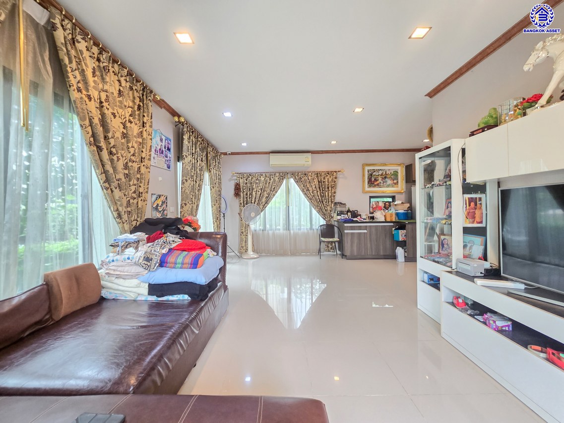 บ้านเดี่ยวมือสองปทุมธานี โครงการ สราญสิริ ติวานนท์-แจ้งวัฒนะ เนื้อที่ 58 ตร.ว. พื้นที่ใช้สอย 149 ตร.ม. ฟังก์ชัน 3 ห้องนอน 3 ห้องน้ำ 2 ที่จอดรถ บ้านเดี่ยวพร้อมอยู่ พร้อมของแถม เครื่องปรับอากาศ, เครื่องทำน้ำอุ่น ฟรี โครงการบนทำเลดี เดินทางสะดวก เชื่อมต่อถนนแจ้งวัฒนะ ถนนติวานนท์ ใกล้ห้างสรรพสินค้าโรบินสัน ศรีสมาน เซ็นทรัลแจ้งวัฒนะ