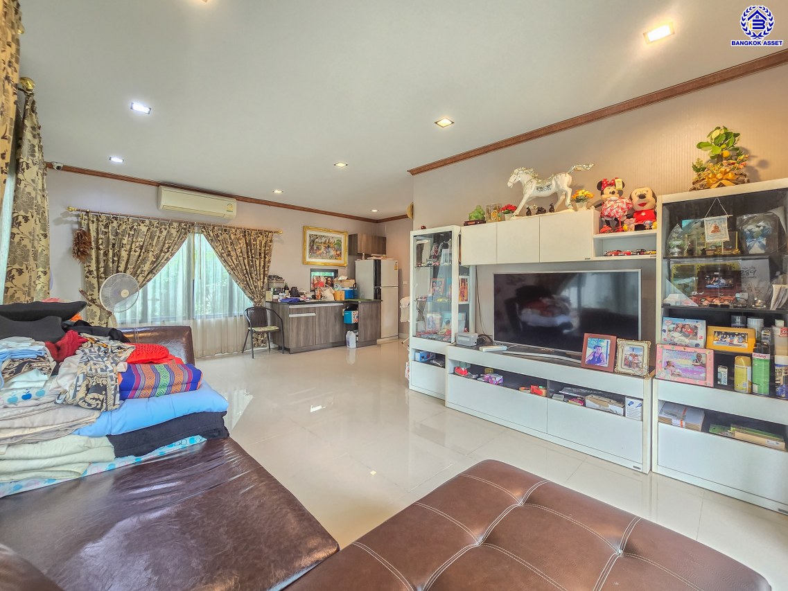 บ้านเดี่ยวมือสองปทุมธานี โครงการ สราญสิริ ติวานนท์-แจ้งวัฒนะ เนื้อที่ 58 ตร.ว. พื้นที่ใช้สอย 149 ตร.ม. ฟังก์ชัน 3 ห้องนอน 3 ห้องน้ำ 2 ที่จอดรถ บ้านเดี่ยวพร้อมอยู่ พร้อมของแถม เครื่องปรับอากาศ, เครื่องทำน้ำอุ่น ฟรี โครงการบนทำเลดี เดินทางสะดวก เชื่อมต่อถนนแจ้งวัฒนะ ถนนติวานนท์ ใกล้ห้างสรรพสินค้าโรบินสัน ศรีสมาน เซ็นทรัลแจ้งวัฒนะ