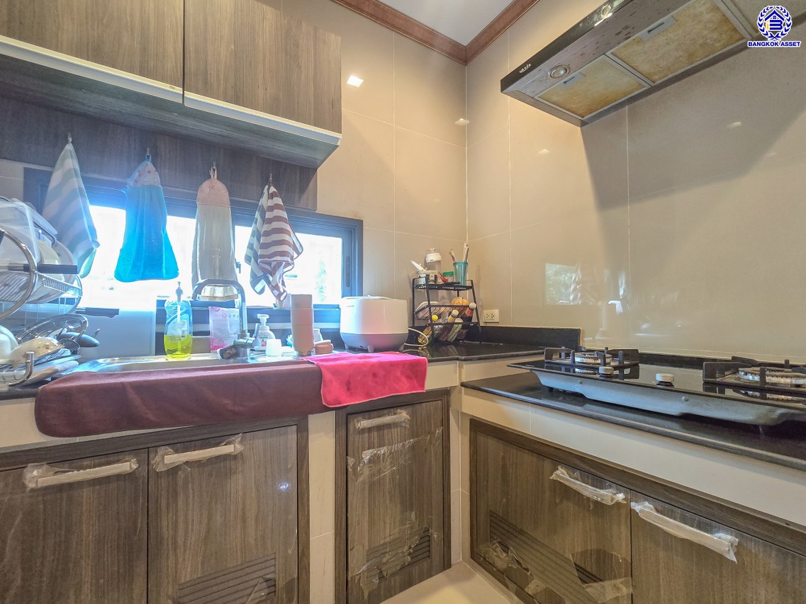 บ้านเดี่ยวมือสองปทุมธานี โครงการ สราญสิริ ติวานนท์-แจ้งวัฒนะ เนื้อที่ 58 ตร.ว. พื้นที่ใช้สอย 149 ตร.ม. ฟังก์ชัน 3 ห้องนอน 3 ห้องน้ำ 2 ที่จอดรถ บ้านเดี่ยวพร้อมอยู่ พร้อมของแถม เครื่องปรับอากาศ, เครื่องทำน้ำอุ่น ฟรี โครงการบนทำเลดี เดินทางสะดวก เชื่อมต่อถนนแจ้งวัฒนะ ถนนติวานนท์ ใกล้ห้างสรรพสินค้าโรบินสัน ศรีสมาน เซ็นทรัลแจ้งวัฒนะ