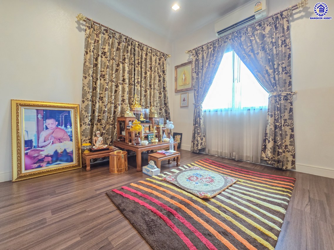 บ้านเดี่ยวมือสองปทุมธานี โครงการ สราญสิริ ติวานนท์-แจ้งวัฒนะ เนื้อที่ 58 ตร.ว. พื้นที่ใช้สอย 149 ตร.ม. ฟังก์ชัน 3 ห้องนอน 3 ห้องน้ำ 2 ที่จอดรถ บ้านเดี่ยวพร้อมอยู่ พร้อมของแถม เครื่องปรับอากาศ, เครื่องทำน้ำอุ่น ฟรี โครงการบนทำเลดี เดินทางสะดวก เชื่อมต่อถนนแจ้งวัฒนะ ถนนติวานนท์ ใกล้ห้างสรรพสินค้าโรบินสัน ศรีสมาน เซ็นทรัลแจ้งวัฒนะ