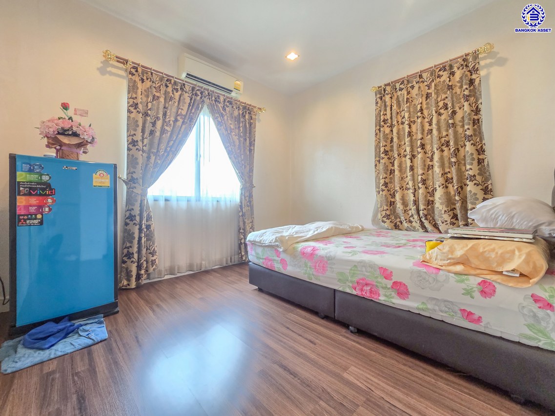 บ้านเดี่ยวมือสองปทุมธานี โครงการ สราญสิริ ติวานนท์-แจ้งวัฒนะ เนื้อที่ 58 ตร.ว. พื้นที่ใช้สอย 149 ตร.ม. ฟังก์ชัน 3 ห้องนอน 3 ห้องน้ำ 2 ที่จอดรถ บ้านเดี่ยวพร้อมอยู่ พร้อมของแถม เครื่องปรับอากาศ, เครื่องทำน้ำอุ่น ฟรี โครงการบนทำเลดี เดินทางสะดวก เชื่อมต่อถนนแจ้งวัฒนะ ถนนติวานนท์ ใกล้ห้างสรรพสินค้าโรบินสัน ศรีสมาน เซ็นทรัลแจ้งวัฒนะ