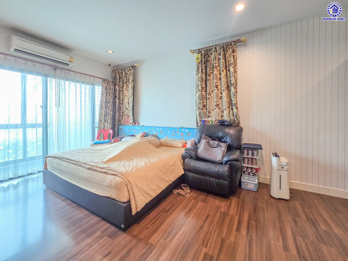 บ้านเดี่ยวมือสองปทุมธานี โครงการ สราญสิริ ติวานนท์-แจ้งวัฒนะ เนื้อที่ 58 ตร.ว. พื้นที่ใช้สอย 149 ตร.ม. ฟังก์ชัน 3 ห้องนอน 3 ห้องน้ำ 2 ที่จอดรถ บ้านเดี่ยวพร้อมอยู่ พร้อมของแถม เครื่องปรับอากาศ, เครื่องทำน้ำอุ่น ฟรี โครงการบนทำเลดี เดินทางสะดวก เชื่อมต่อถนนแจ้งวัฒนะ ถนนติวานนท์ ใกล้ห้างสรรพสินค้าโรบินสัน ศรีสมาน เซ็นทรัลแจ้งวัฒนะ