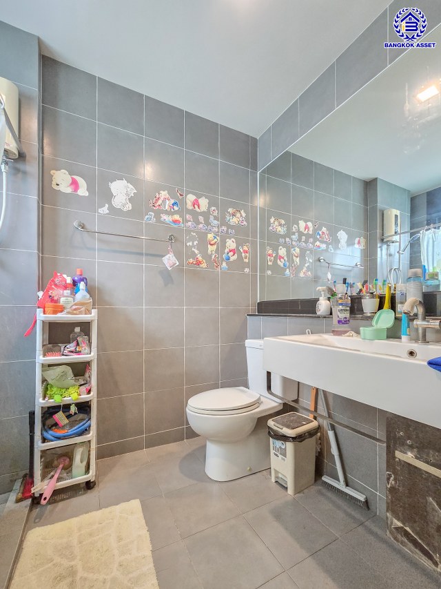 บ้านเดี่ยวมือสองปทุมธานี โครงการ สราญสิริ ติวานนท์-แจ้งวัฒนะ เนื้อที่ 58 ตร.ว. พื้นที่ใช้สอย 149 ตร.ม. ฟังก์ชัน 3 ห้องนอน 3 ห้องน้ำ 2 ที่จอดรถ บ้านเดี่ยวพร้อมอยู่ พร้อมของแถม เครื่องปรับอากาศ, เครื่องทำน้ำอุ่น ฟรี โครงการบนทำเลดี เดินทางสะดวก เชื่อมต่อถนนแจ้งวัฒนะ ถนนติวานนท์ ใกล้ห้างสรรพสินค้าโรบินสัน ศรีสมาน เซ็นทรัลแจ้งวัฒนะ