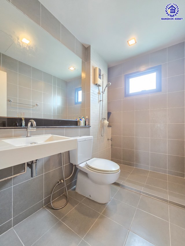 บ้านเดี่ยวมือสองปทุมธานี โครงการ สราญสิริ ติวานนท์-แจ้งวัฒนะ เนื้อที่ 58 ตร.ว. พื้นที่ใช้สอย 149 ตร.ม. ฟังก์ชัน 3 ห้องนอน 3 ห้องน้ำ 2 ที่จอดรถ บ้านเดี่ยวพร้อมอยู่ พร้อมของแถม เครื่องปรับอากาศ, เครื่องทำน้ำอุ่น ฟรี โครงการบนทำเลดี เดินทางสะดวก เชื่อมต่อถนนแจ้งวัฒนะ ถนนติวานนท์ ใกล้ห้างสรรพสินค้าโรบินสัน ศรีสมาน เซ็นทรัลแจ้งวัฒนะ