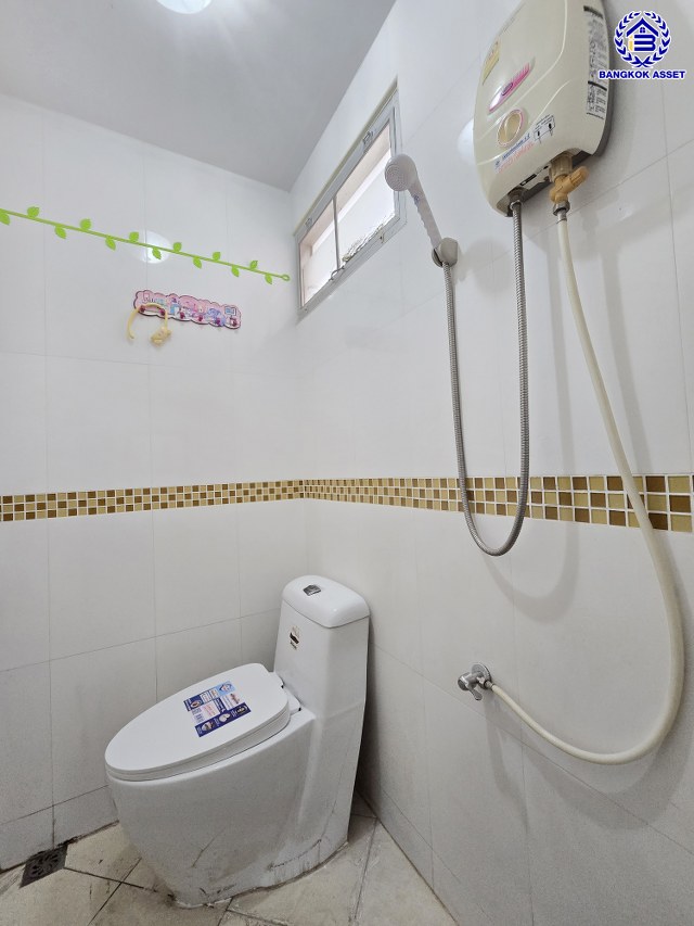 บ้านเดี่ยวมือสองกรุงเทพฯ โครงการ ชนันธร กรีนวิลล์ บางบอน3 เนื้อที่ 50.10 ตร.ว. พื้นที่ใช้สอย 160 ตร.ม. ฟังก์ชัน 3 ห้องนอน 3 ห้องน้ำ จอดรถได้ 2 คัน พร้อมแแถมฟรี เครื่องปรับอากาศ และ เครื่องทำน้ำอุ่น บนทำเลศักยภาพ เชื่อมต่อหลายเส้นทาง ใกล้จุดขึ้นทางด่วน "พระราม2" และรถไฟฟ้าสายสีน้ำเงิน "สถานีหลักสอง"