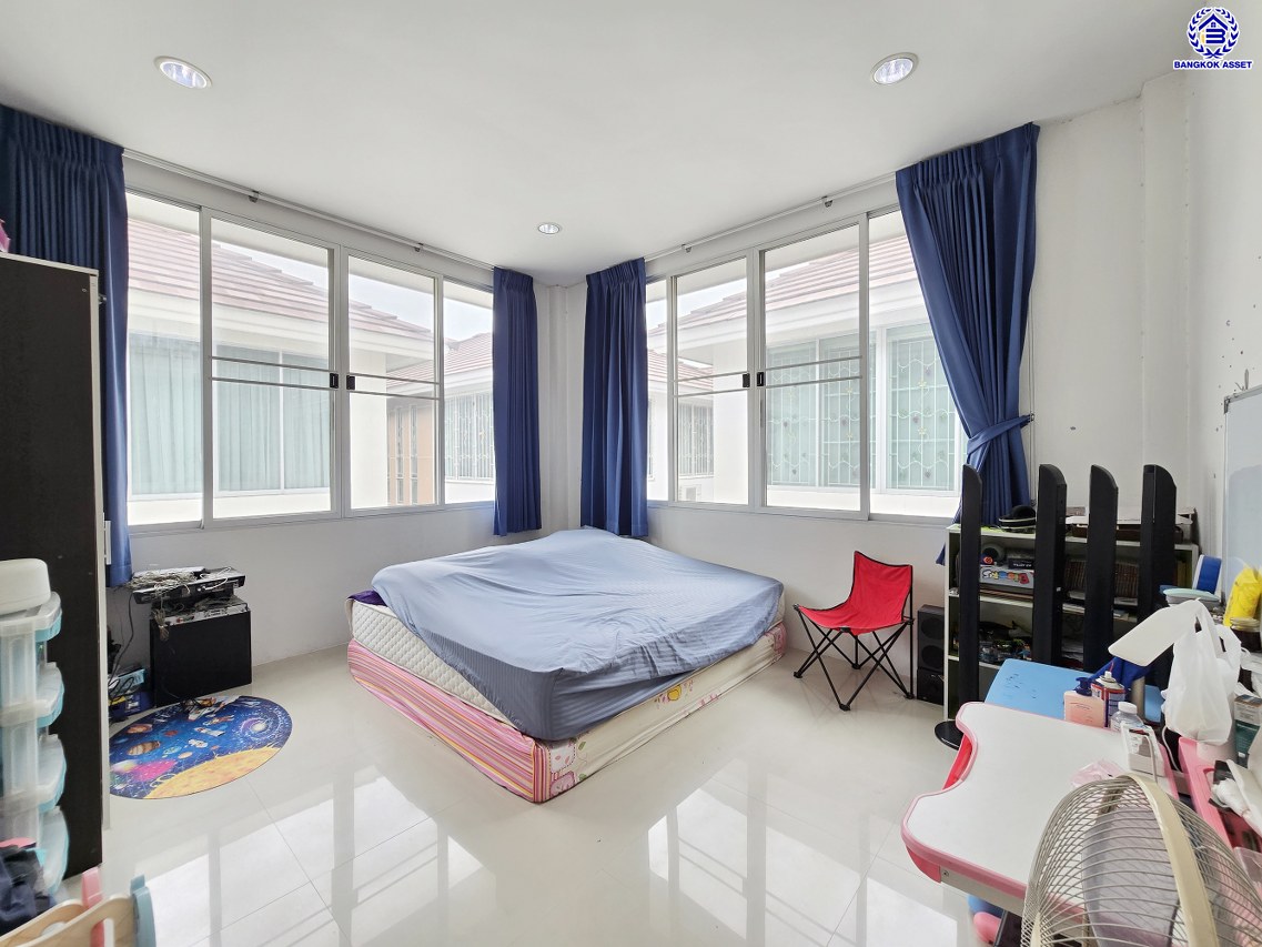 บ้านเดี่ยวมือสองกรุงเทพฯ โครงการ ชนันธร กรีนวิลล์ บางบอน3 เนื้อที่ 50.10 ตร.ว. พื้นที่ใช้สอย 160 ตร.ม. ฟังก์ชัน 3 ห้องนอน 3 ห้องน้ำ จอดรถได้ 2 คัน พร้อมแแถมฟรี เครื่องปรับอากาศ และ เครื่องทำน้ำอุ่น บนทำเลศักยภาพ เชื่อมต่อหลายเส้นทาง ใกล้จุดขึ้นทางด่วน "พระราม2" และรถไฟฟ้าสายสีน้ำเงิน "สถานีหลักสอง"