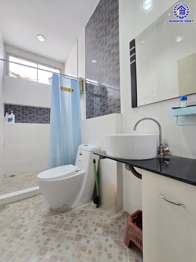 บ้านเดี่ยวมือสองกรุงเทพฯ โครงการ ชนันธร กรีนวิลล์ บางบอน3 เนื้อที่ 50.10 ตร.ว. พื้นที่ใช้สอย 160 ตร.ม. ฟังก์ชัน 3 ห้องนอน 3 ห้องน้ำ จอดรถได้ 2 คัน พร้อมแแถมฟรี เครื่องปรับอากาศ และ เครื่องทำน้ำอุ่น บนทำเลศักยภาพ เชื่อมต่อหลายเส้นทาง ใกล้จุดขึ้นทางด่วน "พระราม2" และรถไฟฟ้าสายสีน้ำเงิน "สถานีหลักสอง"