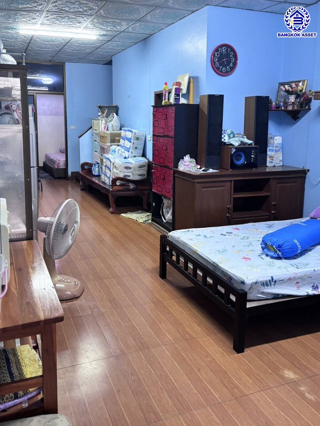 ทาวน์เฮ้าส์มือสองนนทบุรี โครงการ ราชพฤกษ์วิลล่า รัตนาธิเบศร์ เนื้อที่ 	16 ตร.ว. พื้นที่ใช้สอย 100 ตร.ม. ฟังก์ชัน 2 ห้องนอน 2 ห้องน้ำ 1 ที่จอดรถ บนทำเลเดินทางสะดวก เชื่อมต่อถนนรัตนาธิเบศร์, ถนนราชพฤกษ์, ถนนกาญจนาภิเษก ใกล้รถไฟฟ้าสายสีม่วง "สถานีบางพลู" และจุดขึ้นทางด่วน "ศรีรัช"