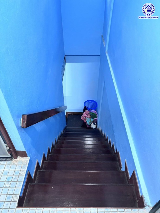 ทาวน์เฮ้าส์มือสองนนทบุรี โครงการ ราชพฤกษ์วิลล่า รัตนาธิเบศร์ เนื้อที่ 	16 ตร.ว. พื้นที่ใช้สอย 100 ตร.ม. ฟังก์ชัน 2 ห้องนอน 2 ห้องน้ำ 1 ที่จอดรถ บนทำเลเดินทางสะดวก เชื่อมต่อถนนรัตนาธิเบศร์, ถนนราชพฤกษ์, ถนนกาญจนาภิเษก ใกล้รถไฟฟ้าสายสีม่วง "สถานีบางพลู" และจุดขึ้นทางด่วน "ศรีรัช"