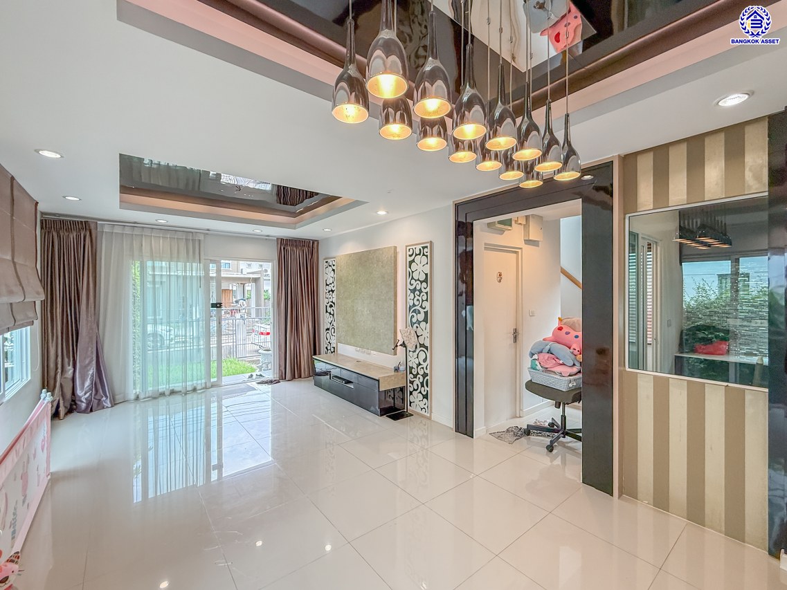 บ้านเดี่ยวมือสองนนทบุรี โครงการ ชัยพฤกษ์ ปิ่นเกล้า-กาญจนาฯ เนื้อที่ 50.50 ตร.ว. พื้นที่ใช้สอย 150 ตร.ม. ฟังก์ชัน 3 ห้องนอน 2 ห้องน้ำ 2 ที่จอดรถ พร้อมอยู่ สภาพแวดล้อมดี เดินทางสะดวก เชื่อมต่อถนนกาญจนาภิเษก, ถนนนครอินทร์, ถนนราชพฤกษ์ ใกล้รถไฟฟ้าสายสีม่วง "สถานีตลาดบางใหญ่" และจุดขึ้นทางด่วน "ศรีรัช"