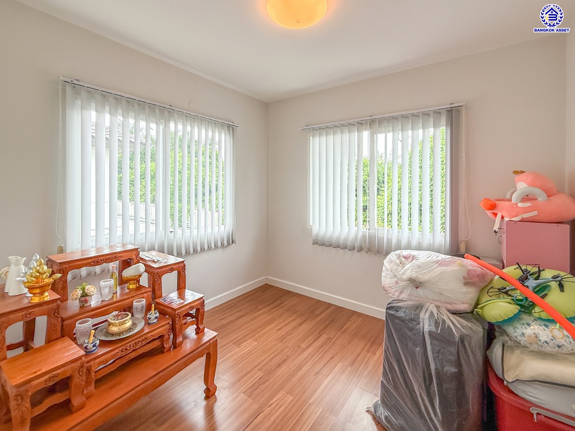 บ้านเดี่ยวมือสองนนทบุรี โครงการ ชัยพฤกษ์ ปิ่นเกล้า-กาญจนาฯ เนื้อที่ 50.50 ตร.ว. พื้นที่ใช้สอย 150 ตร.ม. ฟังก์ชัน 3 ห้องนอน 2 ห้องน้ำ 2 ที่จอดรถ พร้อมอยู่ สภาพแวดล้อมดี เดินทางสะดวก เชื่อมต่อถนนกาญจนาภิเษก, ถนนนครอินทร์, ถนนราชพฤกษ์ ใกล้รถไฟฟ้าสายสีม่วง "สถานีตลาดบางใหญ่" และจุดขึ้นทางด่วน "ศรีรัช"