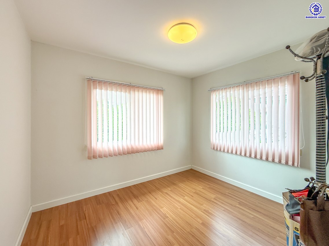 บ้านเดี่ยวมือสองนนทบุรี โครงการ ชัยพฤกษ์ ปิ่นเกล้า-กาญจนาฯ เนื้อที่ 50.50 ตร.ว. พื้นที่ใช้สอย 150 ตร.ม. ฟังก์ชัน 3 ห้องนอน 2 ห้องน้ำ 2 ที่จอดรถ พร้อมอยู่ สภาพแวดล้อมดี เดินทางสะดวก เชื่อมต่อถนนกาญจนาภิเษก, ถนนนครอินทร์, ถนนราชพฤกษ์ ใกล้รถไฟฟ้าสายสีม่วง "สถานีตลาดบางใหญ่" และจุดขึ้นทางด่วน "ศรีรัช"