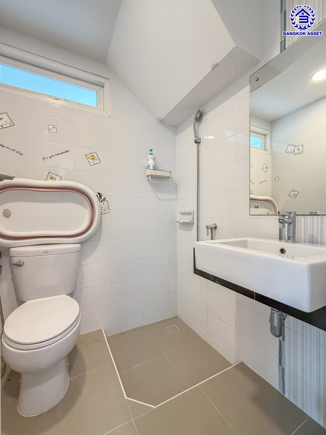 บ้านเดี่ยวมือสองนนทบุรี โครงการ ชัยพฤกษ์ ปิ่นเกล้า-กาญจนาฯ เนื้อที่ 50.50 ตร.ว. พื้นที่ใช้สอย 150 ตร.ม. ฟังก์ชัน 3 ห้องนอน 2 ห้องน้ำ 2 ที่จอดรถ พร้อมอยู่ สภาพแวดล้อมดี เดินทางสะดวก เชื่อมต่อถนนกาญจนาภิเษก, ถนนนครอินทร์, ถนนราชพฤกษ์ ใกล้รถไฟฟ้าสายสีม่วง "สถานีตลาดบางใหญ่" และจุดขึ้นทางด่วน "ศรีรัช"