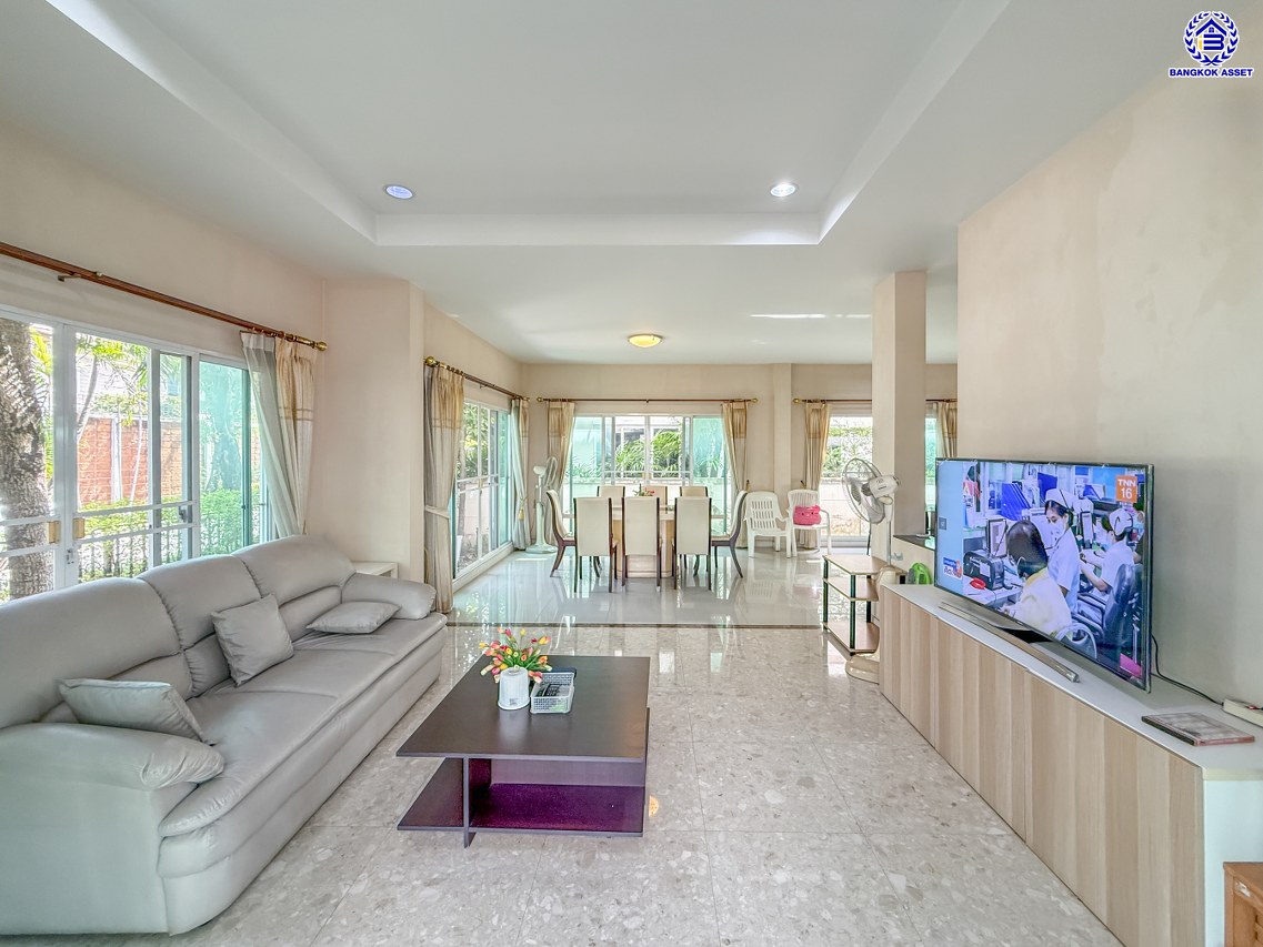 บ้านเดี่ยวมือสองนนทบุรี โครงการ บางกอกบูเลอวาร์ด ปิ่นเกล้า-สาทร หลังมุม จาก SC ASSET เนื้อที่ 77.40 ตร.ว. บนพื้นที่ใช้สอย 275 ตร.ม. ฟังก์ชัน 4 ห้องนอน 4 ห้องน้ำ จอดรถได้ 2 คัน บนทำเลใจกลางราชพฤกษ์ ใกล้ห้างเซ็นทรัล เวสวิลล์, ทางพิเศษประจิมรัถยา พร้อมเชื่อมสู่สาทร-ปิ่นเกล้า ได้อย่างรวดเร็ว