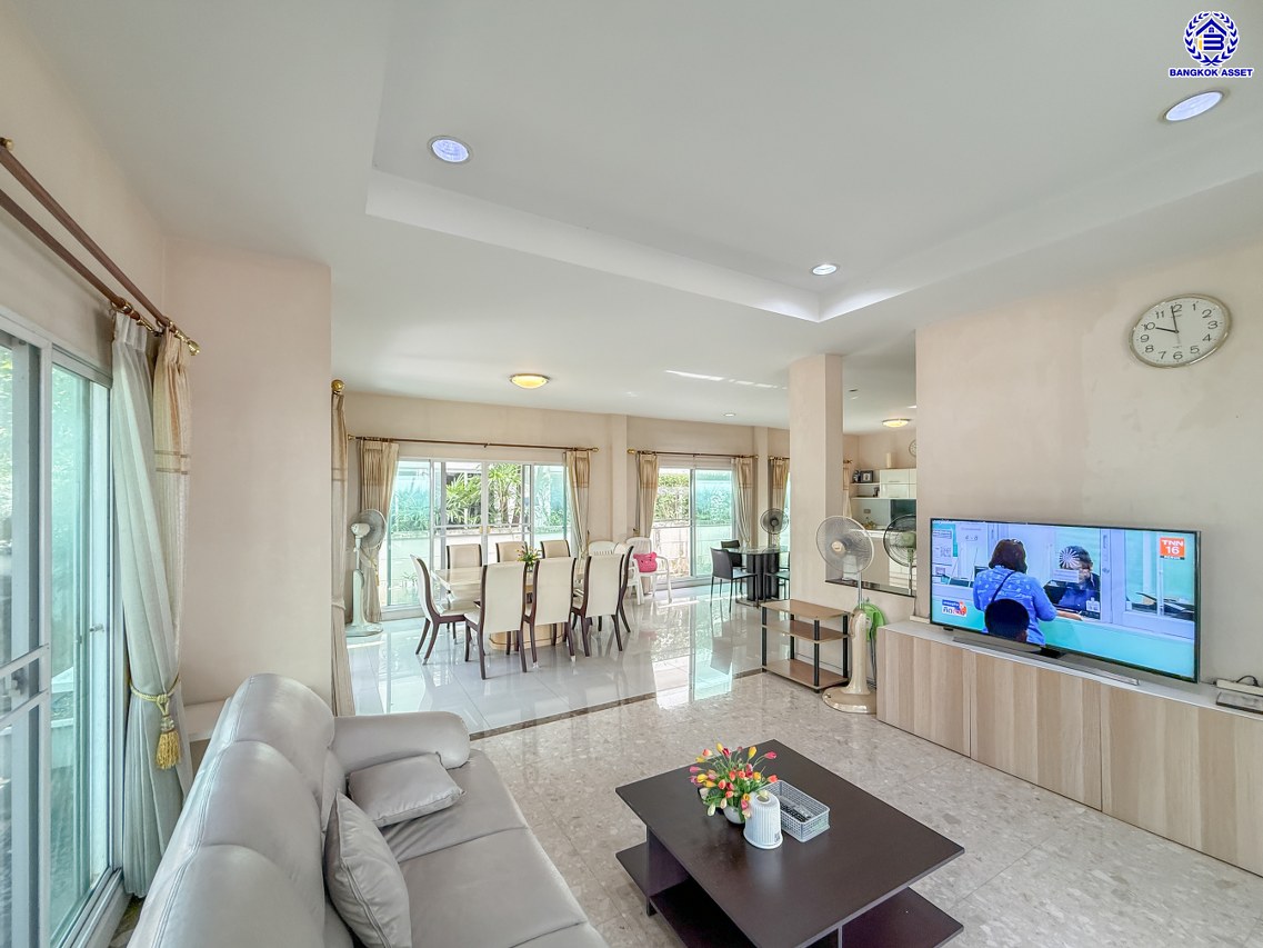 บ้านเดี่ยวมือสองนนทบุรี โครงการ บางกอกบูเลอวาร์ด ปิ่นเกล้า-สาทร หลังมุม จาก SC ASSET เนื้อที่ 77.40 ตร.ว. บนพื้นที่ใช้สอย 275 ตร.ม. ฟังก์ชัน 4 ห้องนอน 4 ห้องน้ำ จอดรถได้ 2 คัน บนทำเลใจกลางราชพฤกษ์ ใกล้ห้างเซ็นทรัล เวสวิลล์, ทางพิเศษประจิมรัถยา พร้อมเชื่อมสู่สาทร-ปิ่นเกล้า ได้อย่างรวดเร็ว