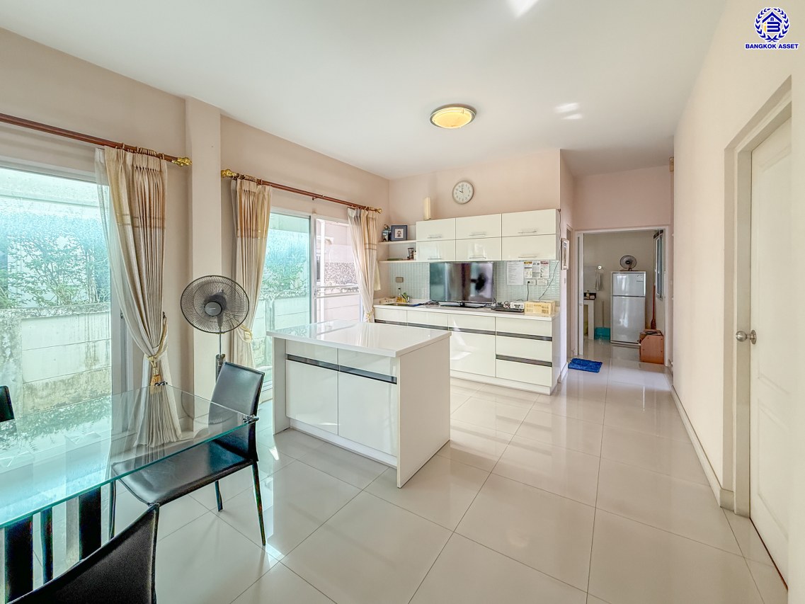 บ้านเดี่ยวมือสองนนทบุรี โครงการ บางกอกบูเลอวาร์ด ปิ่นเกล้า-สาทร หลังมุม จาก SC ASSET เนื้อที่ 77.40 ตร.ว. บนพื้นที่ใช้สอย 275 ตร.ม. ฟังก์ชัน 4 ห้องนอน 4 ห้องน้ำ จอดรถได้ 2 คัน บนทำเลใจกลางราชพฤกษ์ ใกล้ห้างเซ็นทรัล เวสวิลล์, ทางพิเศษประจิมรัถยา พร้อมเชื่อมสู่สาทร-ปิ่นเกล้า ได้อย่างรวดเร็ว