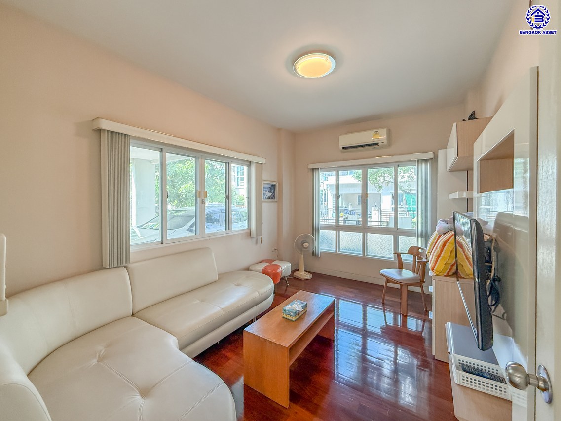 บ้านเดี่ยวมือสองนนทบุรี โครงการ บางกอกบูเลอวาร์ด ปิ่นเกล้า-สาทร หลังมุม จาก SC ASSET เนื้อที่ 77.40 ตร.ว. บนพื้นที่ใช้สอย 275 ตร.ม. ฟังก์ชัน 4 ห้องนอน 4 ห้องน้ำ จอดรถได้ 2 คัน บนทำเลใจกลางราชพฤกษ์ ใกล้ห้างเซ็นทรัล เวสวิลล์, ทางพิเศษประจิมรัถยา พร้อมเชื่อมสู่สาทร-ปิ่นเกล้า ได้อย่างรวดเร็ว