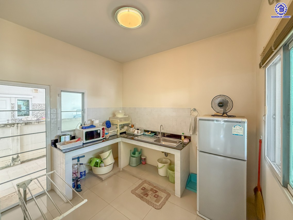 บ้านเดี่ยวมือสองนนทบุรี โครงการ บางกอกบูเลอวาร์ด ปิ่นเกล้า-สาทร หลังมุม จาก SC ASSET เนื้อที่ 77.40 ตร.ว. บนพื้นที่ใช้สอย 275 ตร.ม. ฟังก์ชัน 4 ห้องนอน 4 ห้องน้ำ จอดรถได้ 2 คัน บนทำเลใจกลางราชพฤกษ์ ใกล้ห้างเซ็นทรัล เวสวิลล์, ทางพิเศษประจิมรัถยา พร้อมเชื่อมสู่สาทร-ปิ่นเกล้า ได้อย่างรวดเร็ว