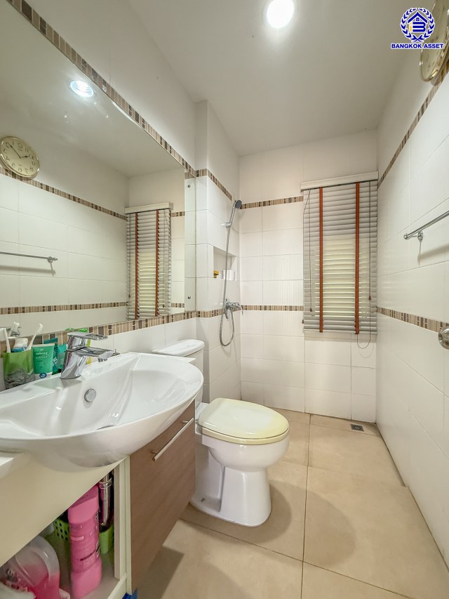 บ้านเดี่ยวมือสองนนทบุรี โครงการ บางกอกบูเลอวาร์ด ปิ่นเกล้า-สาทร หลังมุม จาก SC ASSET เนื้อที่ 77.40 ตร.ว. บนพื้นที่ใช้สอย 275 ตร.ม. ฟังก์ชัน 4 ห้องนอน 4 ห้องน้ำ จอดรถได้ 2 คัน บนทำเลใจกลางราชพฤกษ์ ใกล้ห้างเซ็นทรัล เวสวิลล์, ทางพิเศษประจิมรัถยา พร้อมเชื่อมสู่สาทร-ปิ่นเกล้า ได้อย่างรวดเร็ว