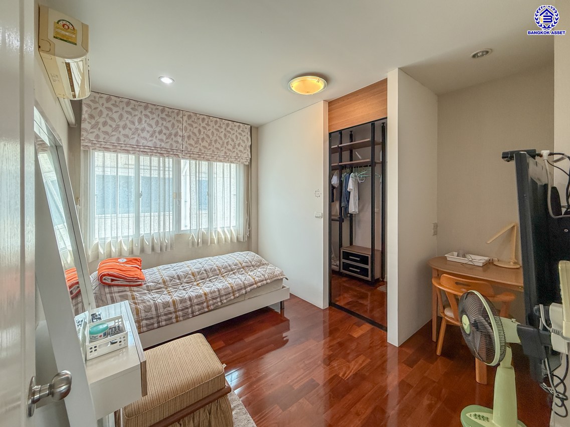 บ้านเดี่ยวมือสองนนทบุรี โครงการ บางกอกบูเลอวาร์ด ปิ่นเกล้า-สาทร หลังมุม จาก SC ASSET เนื้อที่ 77.40 ตร.ว. บนพื้นที่ใช้สอย 275 ตร.ม. ฟังก์ชัน 4 ห้องนอน 4 ห้องน้ำ จอดรถได้ 2 คัน บนทำเลใจกลางราชพฤกษ์ ใกล้ห้างเซ็นทรัล เวสวิลล์, ทางพิเศษประจิมรัถยา พร้อมเชื่อมสู่สาทร-ปิ่นเกล้า ได้อย่างรวดเร็ว