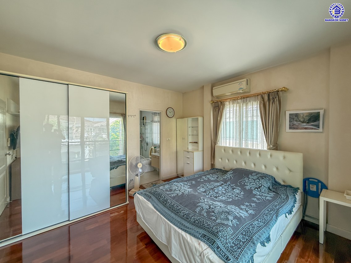 บ้านเดี่ยวมือสองนนทบุรี โครงการ บางกอกบูเลอวาร์ด ปิ่นเกล้า-สาทร หลังมุม จาก SC ASSET เนื้อที่ 77.40 ตร.ว. บนพื้นที่ใช้สอย 275 ตร.ม. ฟังก์ชัน 4 ห้องนอน 4 ห้องน้ำ จอดรถได้ 2 คัน บนทำเลใจกลางราชพฤกษ์ ใกล้ห้างเซ็นทรัล เวสวิลล์, ทางพิเศษประจิมรัถยา พร้อมเชื่อมสู่สาทร-ปิ่นเกล้า ได้อย่างรวดเร็ว