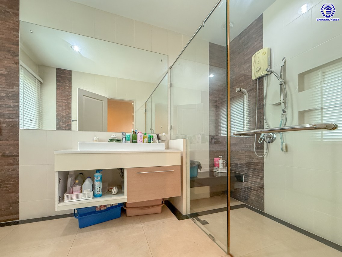 บ้านเดี่ยวมือสองนนทบุรี โครงการ บางกอกบูเลอวาร์ด ปิ่นเกล้า-สาทร หลังมุม จาก SC ASSET เนื้อที่ 77.40 ตร.ว. บนพื้นที่ใช้สอย 275 ตร.ม. ฟังก์ชัน 4 ห้องนอน 4 ห้องน้ำ จอดรถได้ 2 คัน บนทำเลใจกลางราชพฤกษ์ ใกล้ห้างเซ็นทรัล เวสวิลล์, ทางพิเศษประจิมรัถยา พร้อมเชื่อมสู่สาทร-ปิ่นเกล้า ได้อย่างรวดเร็ว