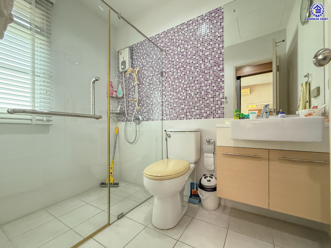 บ้านเดี่ยวมือสองนนทบุรี โครงการ บางกอกบูเลอวาร์ด ปิ่นเกล้า-สาทร หลังมุม จาก SC ASSET เนื้อที่ 77.40 ตร.ว. บนพื้นที่ใช้สอย 275 ตร.ม. ฟังก์ชัน 4 ห้องนอน 4 ห้องน้ำ จอดรถได้ 2 คัน บนทำเลใจกลางราชพฤกษ์ ใกล้ห้างเซ็นทรัล เวสวิลล์, ทางพิเศษประจิมรัถยา พร้อมเชื่อมสู่สาทร-ปิ่นเกล้า ได้อย่างรวดเร็ว