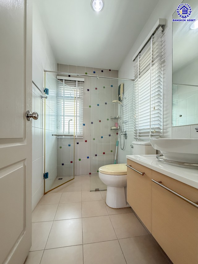 บ้านเดี่ยวมือสองนนทบุรี โครงการ บางกอกบูเลอวาร์ด ปิ่นเกล้า-สาทร หลังมุม จาก SC ASSET เนื้อที่ 77.40 ตร.ว. บนพื้นที่ใช้สอย 275 ตร.ม. ฟังก์ชัน 4 ห้องนอน 4 ห้องน้ำ จอดรถได้ 2 คัน บนทำเลใจกลางราชพฤกษ์ ใกล้ห้างเซ็นทรัล เวสวิลล์, ทางพิเศษประจิมรัถยา พร้อมเชื่อมสู่สาทร-ปิ่นเกล้า ได้อย่างรวดเร็ว