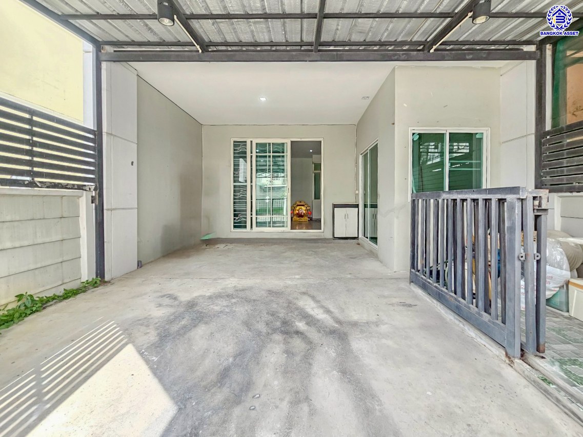 ทาวน์เฮ้าส์มือสอง โครงการ โกลเด้นทาวน์ วงศ์สว่าง-รัชดา บนเนื้อที่ 21.70 ตร.ว. พื้นที่ใช้สอย 150 ตร.ม. ฟังก์ชัน 4 ห้องนอน 3 ห้องน้ำ 2 ที่จอดรถ แถมฟรีเครื่องทำน้ำอุ่น และ เครื่องปรับอากาศ พร้อมเข้าอยู่ได้ทันที การเดินทางสะดวกสบาย ใช้เวลาเพียง 7 นาทีก็ถึงรถไฟฟ้าสายสีม่วง "สถานีแยกติวานนท์" และใกล้ทางด่วน "พระราม7"