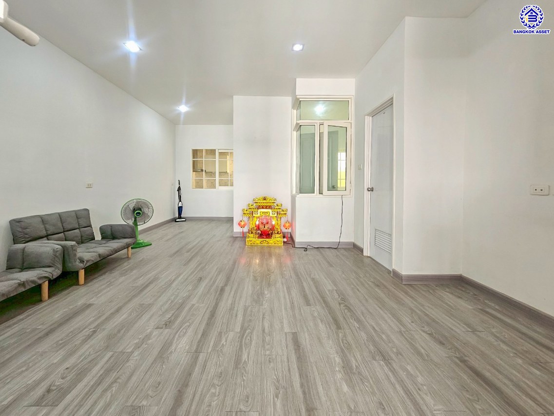 ทาวน์เฮ้าส์มือสอง โครงการ โกลเด้นทาวน์ วงศ์สว่าง-รัชดา บนเนื้อที่ 21.70 ตร.ว. พื้นที่ใช้สอย 150 ตร.ม. ฟังก์ชัน 4 ห้องนอน 3 ห้องน้ำ 2 ที่จอดรถ แถมฟรีเครื่องทำน้ำอุ่น และ เครื่องปรับอากาศ พร้อมเข้าอยู่ได้ทันที การเดินทางสะดวกสบาย ใช้เวลาเพียง 7 นาทีก็ถึงรถไฟฟ้าสายสีม่วง "สถานีแยกติวานนท์" และใกล้ทางด่วน "พระราม7"