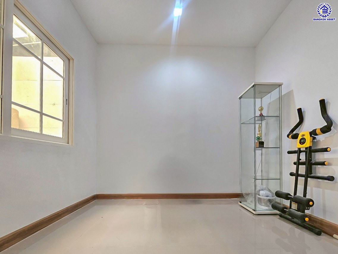 ทาวน์เฮ้าส์มือสอง โครงการ โกลเด้นทาวน์ วงศ์สว่าง-รัชดา บนเนื้อที่ 21.70 ตร.ว. พื้นที่ใช้สอย 150 ตร.ม. ฟังก์ชัน 4 ห้องนอน 3 ห้องน้ำ 2 ที่จอดรถ แถมฟรีเครื่องทำน้ำอุ่น และ เครื่องปรับอากาศ พร้อมเข้าอยู่ได้ทันที การเดินทางสะดวกสบาย ใช้เวลาเพียง 7 นาทีก็ถึงรถไฟฟ้าสายสีม่วง "สถานีแยกติวานนท์" และใกล้ทางด่วน "พระราม7"