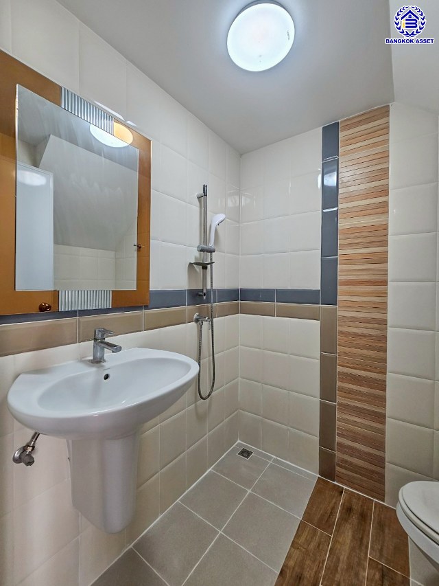 ทาวน์เฮ้าส์มือสอง โครงการ โกลเด้นทาวน์ วงศ์สว่าง-รัชดา บนเนื้อที่ 21.70 ตร.ว. พื้นที่ใช้สอย 150 ตร.ม. ฟังก์ชัน 4 ห้องนอน 3 ห้องน้ำ 2 ที่จอดรถ แถมฟรีเครื่องทำน้ำอุ่น และ เครื่องปรับอากาศ พร้อมเข้าอยู่ได้ทันที การเดินทางสะดวกสบาย ใช้เวลาเพียง 7 นาทีก็ถึงรถไฟฟ้าสายสีม่วง "สถานีแยกติวานนท์" และใกล้ทางด่วน "พระราม7"