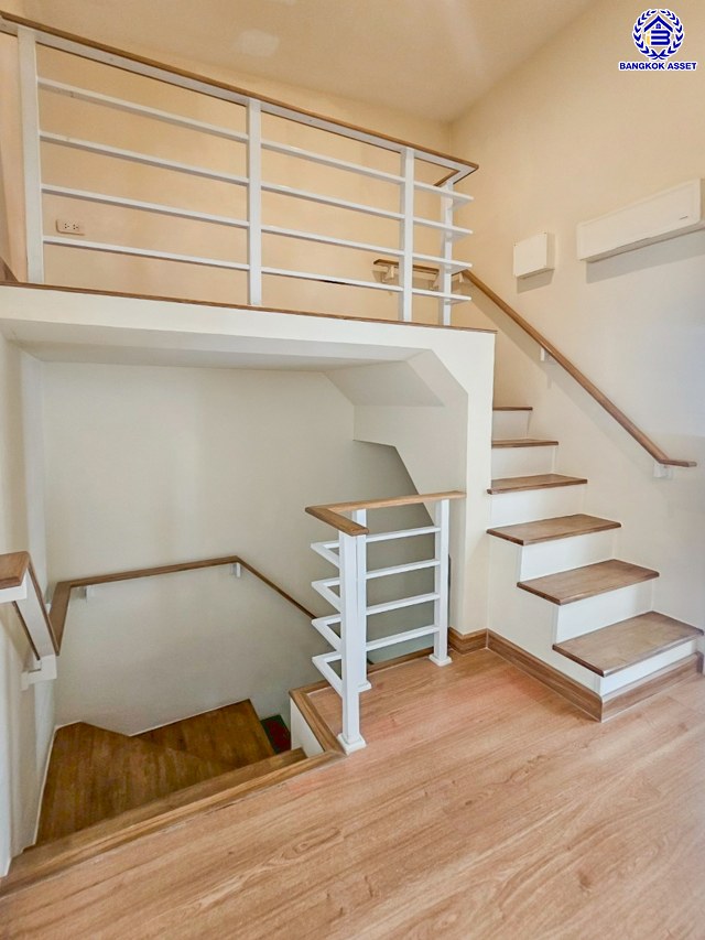 ทาวน์เฮ้าส์มือสอง โครงการ โกลเด้นทาวน์ วงศ์สว่าง-รัชดา บนเนื้อที่ 21.70 ตร.ว. พื้นที่ใช้สอย 150 ตร.ม. ฟังก์ชัน 4 ห้องนอน 3 ห้องน้ำ 2 ที่จอดรถ แถมฟรีเครื่องทำน้ำอุ่น และ เครื่องปรับอากาศ พร้อมเข้าอยู่ได้ทันที การเดินทางสะดวกสบาย ใช้เวลาเพียง 7 นาทีก็ถึงรถไฟฟ้าสายสีม่วง "สถานีแยกติวานนท์" และใกล้ทางด่วน "พระราม7"