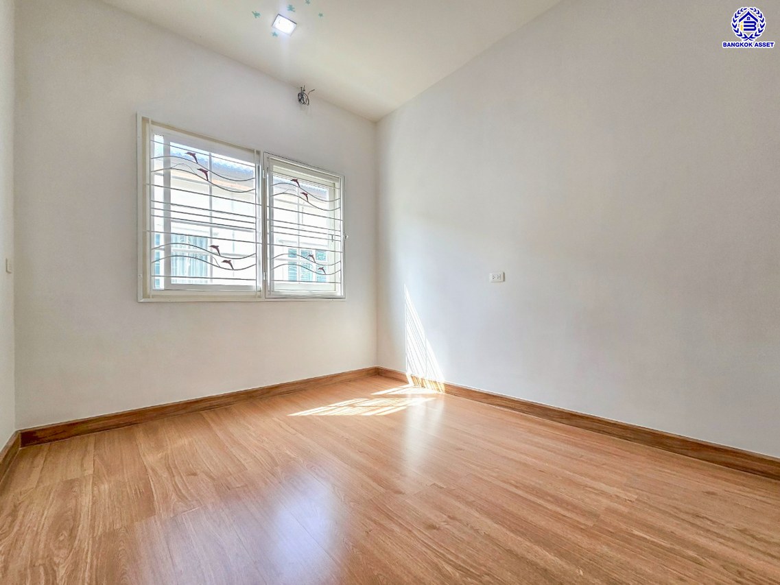 ทาวน์เฮ้าส์มือสอง โครงการ โกลเด้นทาวน์ วงศ์สว่าง-รัชดา บนเนื้อที่ 21.70 ตร.ว. พื้นที่ใช้สอย 150 ตร.ม. ฟังก์ชัน 4 ห้องนอน 3 ห้องน้ำ 2 ที่จอดรถ แถมฟรีเครื่องทำน้ำอุ่น และ เครื่องปรับอากาศ พร้อมเข้าอยู่ได้ทันที การเดินทางสะดวกสบาย ใช้เวลาเพียง 7 นาทีก็ถึงรถไฟฟ้าสายสีม่วง "สถานีแยกติวานนท์" และใกล้ทางด่วน "พระราม7"