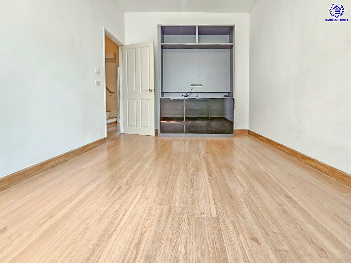 ทาวน์เฮ้าส์มือสอง โครงการ โกลเด้นทาวน์ วงศ์สว่าง-รัชดา บนเนื้อที่ 21.70 ตร.ว. พื้นที่ใช้สอย 150 ตร.ม. ฟังก์ชัน 4 ห้องนอน 3 ห้องน้ำ 2 ที่จอดรถ แถมฟรีเครื่องทำน้ำอุ่น และ เครื่องปรับอากาศ พร้อมเข้าอยู่ได้ทันที การเดินทางสะดวกสบาย ใช้เวลาเพียง 7 นาทีก็ถึงรถไฟฟ้าสายสีม่วง "สถานีแยกติวานนท์" และใกล้ทางด่วน "พระราม7"